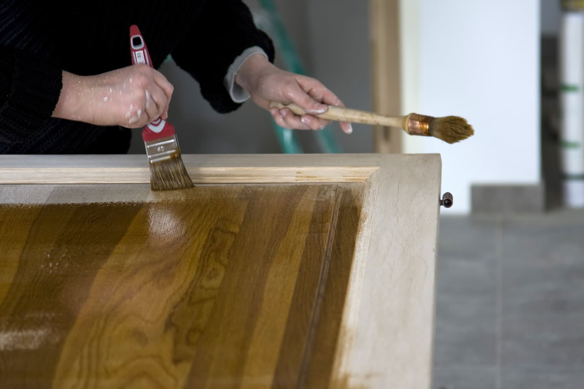 ¿Necesita lacar puertas en A Coruña? Le ayudamos